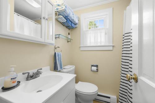 Charming Cape Cod Cottage with Pool Near Red River Beach - image 7