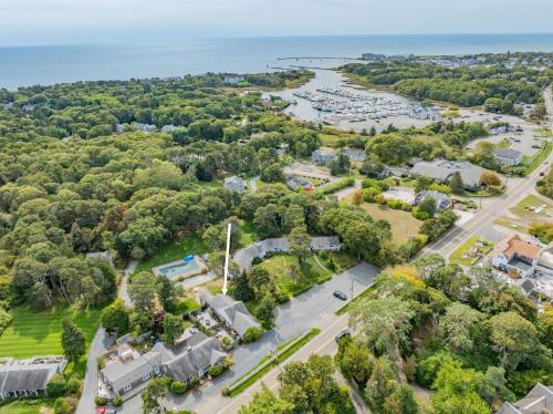 Charming Cape Cod Cottage with Pool Near Red River Beach - image 8