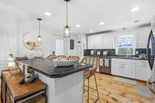 Pet Friendly 3-Level Family Retreat with Fire Pit - image 10
