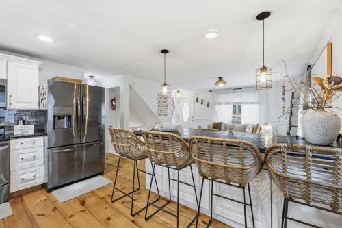 Pet Friendly 3-Level Family Retreat with Fire Pit - image 5