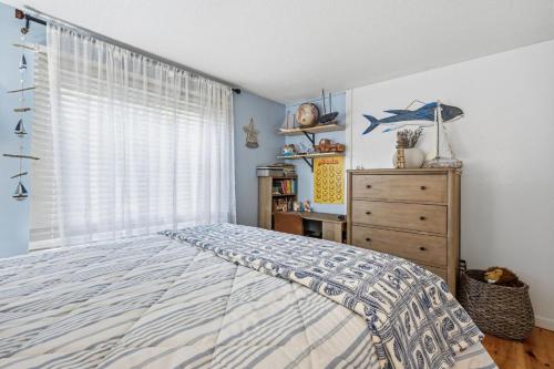 Pet Friendly 3-Level Family Retreat with Fire Pit - image 11