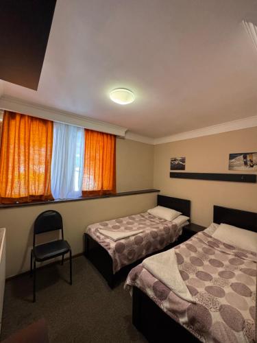 2 twin beds