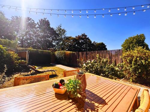 Maison Langevin 2-Bedroom House with Cozy Garden & Patio