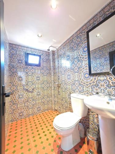 room detail thumbnail 2