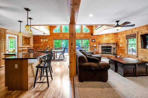 Massive Log Chalet with Hot Tub in Lakeville (PA)