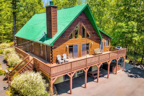 Massive Log Chalet with Hot Tub in Lakeville (PA)