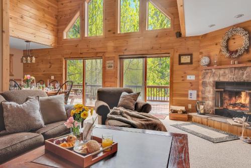 Massive Log Chalet with Hot Tub in Lakeville (PA)