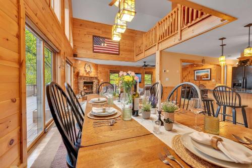 Massive Log Chalet with Hot Tub in Lakeville (PA)
