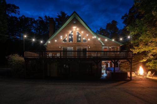 Massive Log Chalet with Hot Tub in Lakeville (PA)