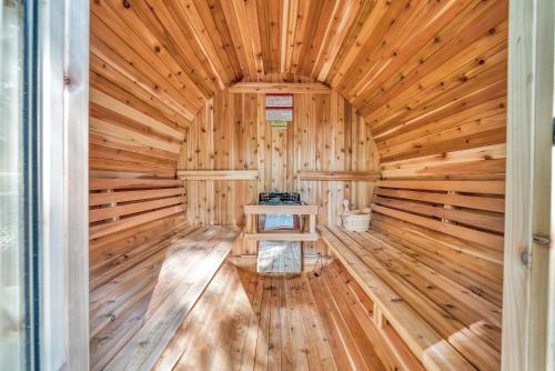 Massive Log Chalet with Hot Tub in Lakeville (PA)