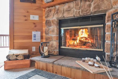 Massive Log Chalet with Hot Tub in Lakeville (PA)