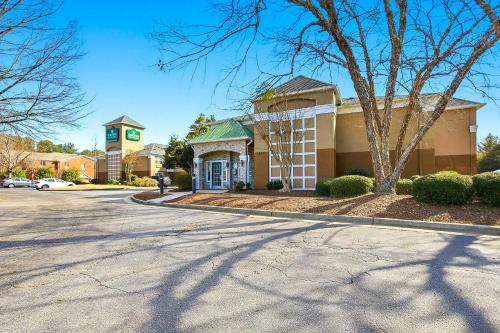 HomeTowne Studios by Red Roof - Atlanta NE - Peachtree Corners - image 11