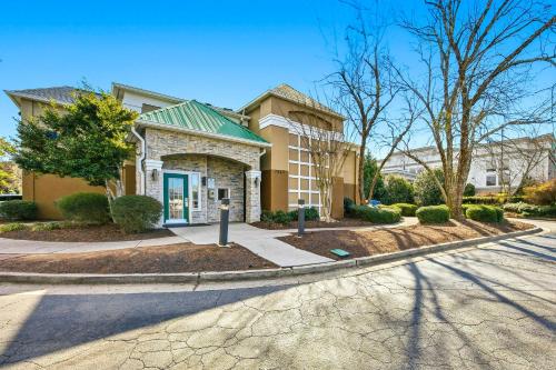 HomeTowne Studios by Red Roof - Atlanta NE - Peachtree Corners - image 20