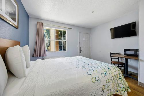 HomeTowne Studios by Red Roof - Atlanta NE - Peachtree Corners - image 31