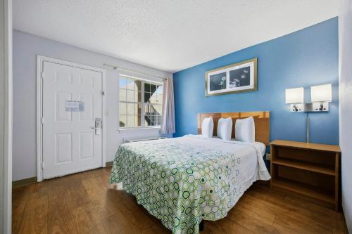 HomeTowne Studios by Red Roof - Atlanta NE - Peachtree Corners - image 19