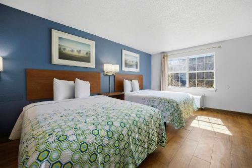 HomeTowne Studios by Red Roof Atlanta – Peachtree Corners in Peachtree Corners