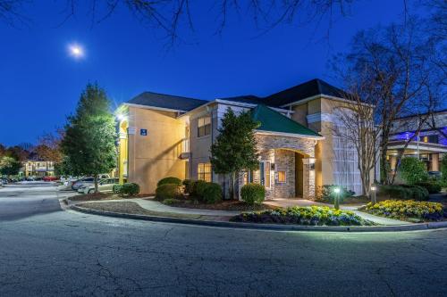 HomeTowne Studios by Red Roof - Atlanta NE - Peachtree Corners - image 16