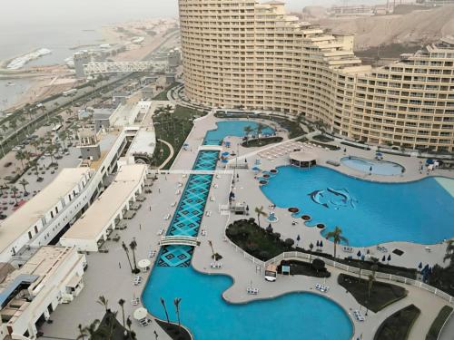 Vista exterior, The Blue Porto Tower Hotel in Ataqah
