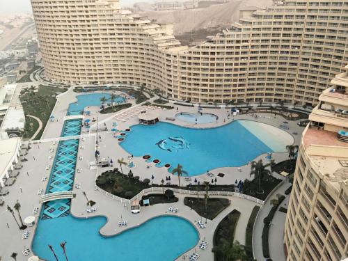 Vista exterior, The Blue Porto Tower Hotel in Ataqah
