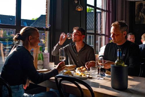 Restaurant, Logementen Dokkum in Dokkum binnen de Bolwerken