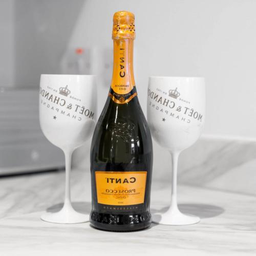 Ételek és italok, Stylish Two Bed Apartment - Balcony - Parking - Netflix 4MC in Oldbury