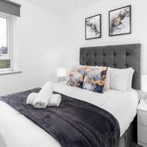 Stylish Two Bed Apartment - Balcony - Parking - Netflix 4MC in Oldbury