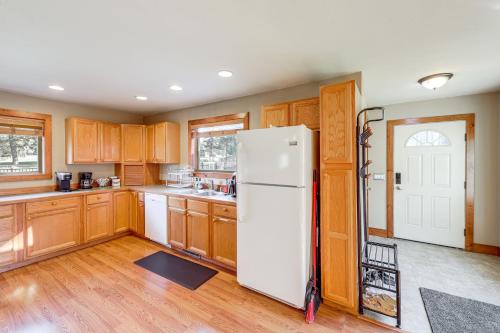 Columbia Falls Private Retreat with Pool Table! - image 18