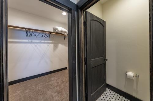 Glacier-Area Home• HotTub+ Heated Patio• 3 Baths - image 12