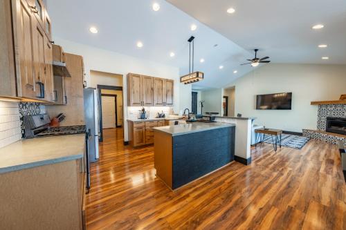 Glacier-Area Home• HotTub+ Heated Patio• 3 Baths - image 6