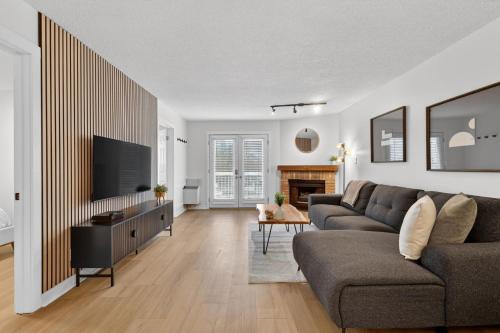 The Moose Lodge - Modern Condo in Collingwood in 柯林武德 (ON)