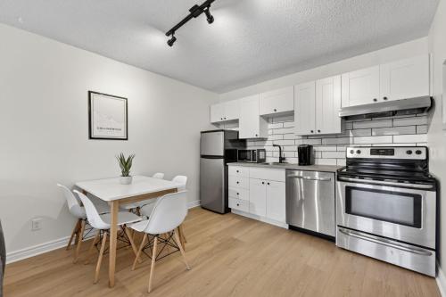 The Moose Lodge - Modern Condo in Collingwood in 柯林武德 (ON)