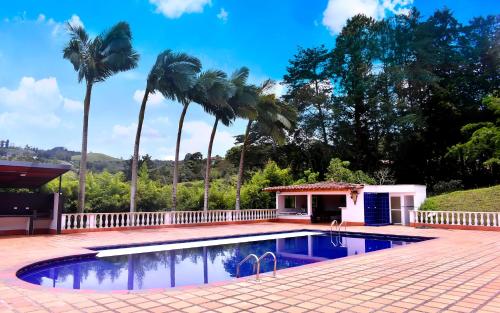 Finca con Piscina gigante y con jacuzzi cerca al peñol
