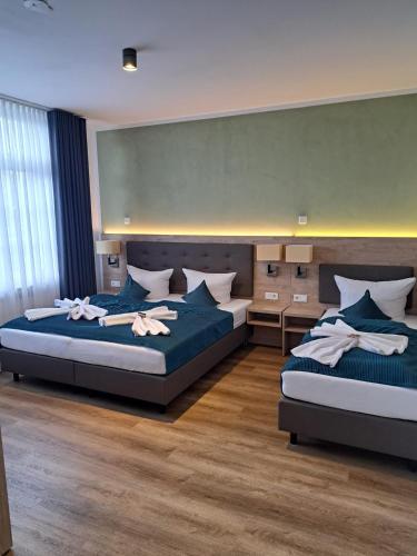 1 queen bed, 1 twin bed