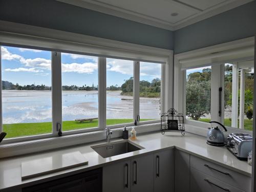 Kingfisher Lodge Waterfront Retreat in Tairua