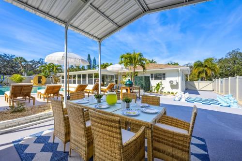 5 Minutes to Beach - Heated Pool, Hot Tub, Sauna in Seminole (FL)
