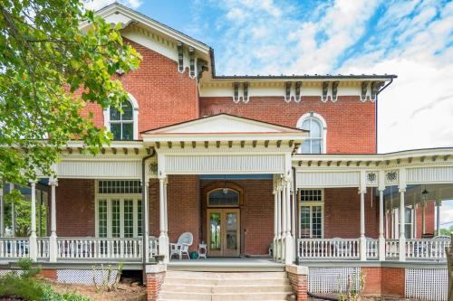 Peaceful Easy Feelings - King Sized Bed - Sleeps 2 in Lynchburg, USA