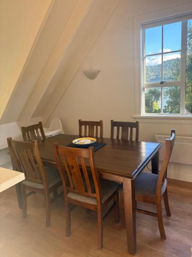 Sunny Waterfront Apartment in Macandrew Bay