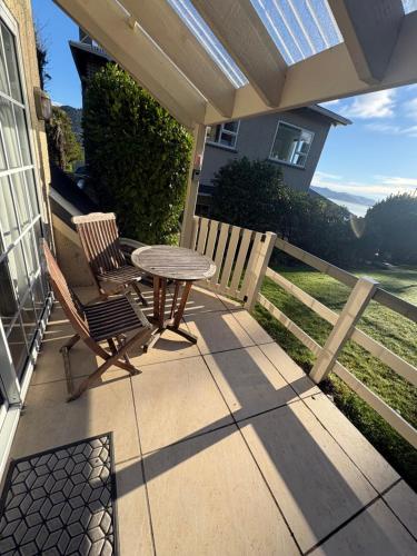 Sunny Waterfront Apartment in Macandrew Bay