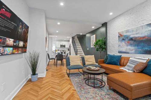 Modern & Comfy ~ 5* Location~GameRoom~Backyard in Philadelphia, USA