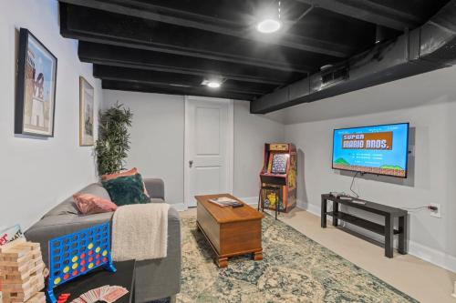 Modern & Comfy ~ 5* Location~GameRoom~Backyard in Philadelphia, USA