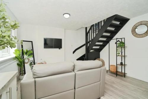 Cosy 2 Bed House in Bury with Free Parking by Kammili Properties in Bury