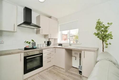 Cosy 2 Bed House in Bury with Free Parking by Kammili Properties in Bury