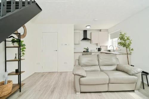 Cosy 2 Bed House in Bury with Free Parking by Kammili Properties in Bury