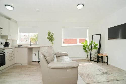 Cosy 2 Bed House in Bury with Free Parking by Kammili Properties in Bury