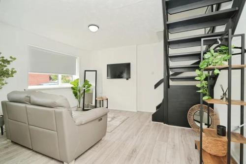 Cosy 2 Bed House in Bury with Free Parking by Kammili Properties in Bury
