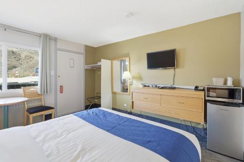 Canadas Best Value Desert Inn & Suites Cache Creek - Tap to explore photos