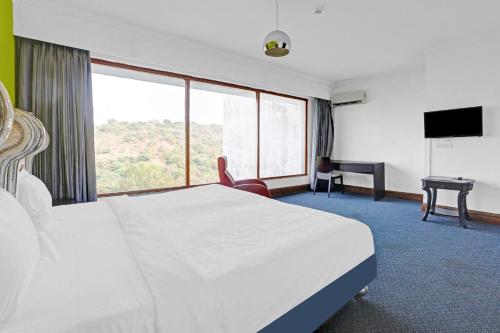 Townhouse Royal Palms Shared Serviced Apartment - Thane West