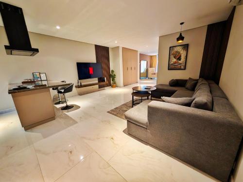 Goldcrest Alfatah Mall - Luxury Apartments by Alvis Suite - image 11
