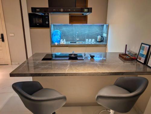 Goldcrest Alfatah Mall - Luxury Apartments by Alvis Suite - main image