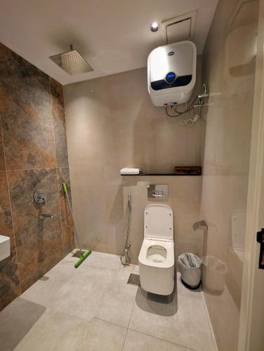 Goldcrest Alfatah Mall - Luxury Apartments by Alvis Suite - image 8
